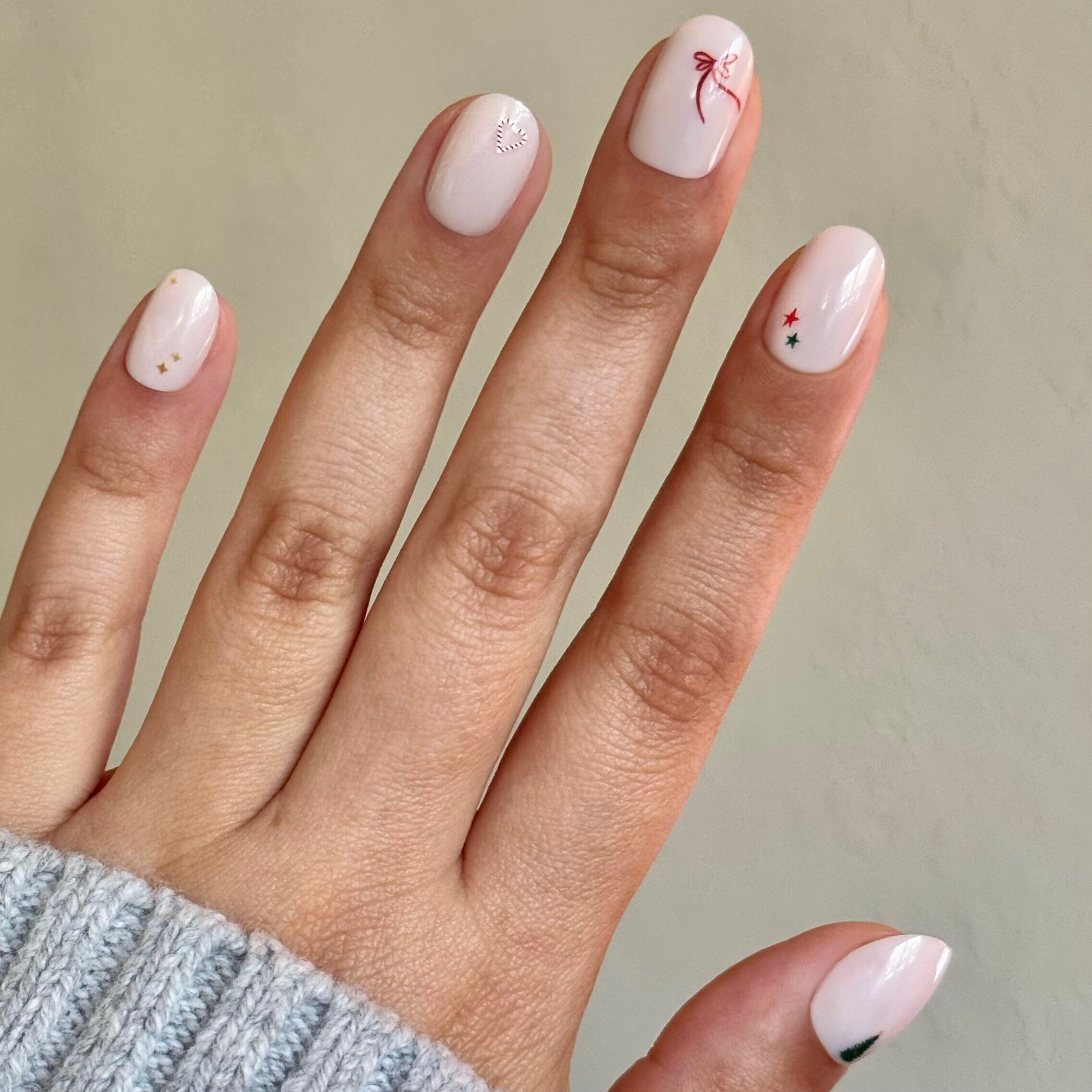 All Out Christmas Minimalist - Press-On | Extra Short | Round