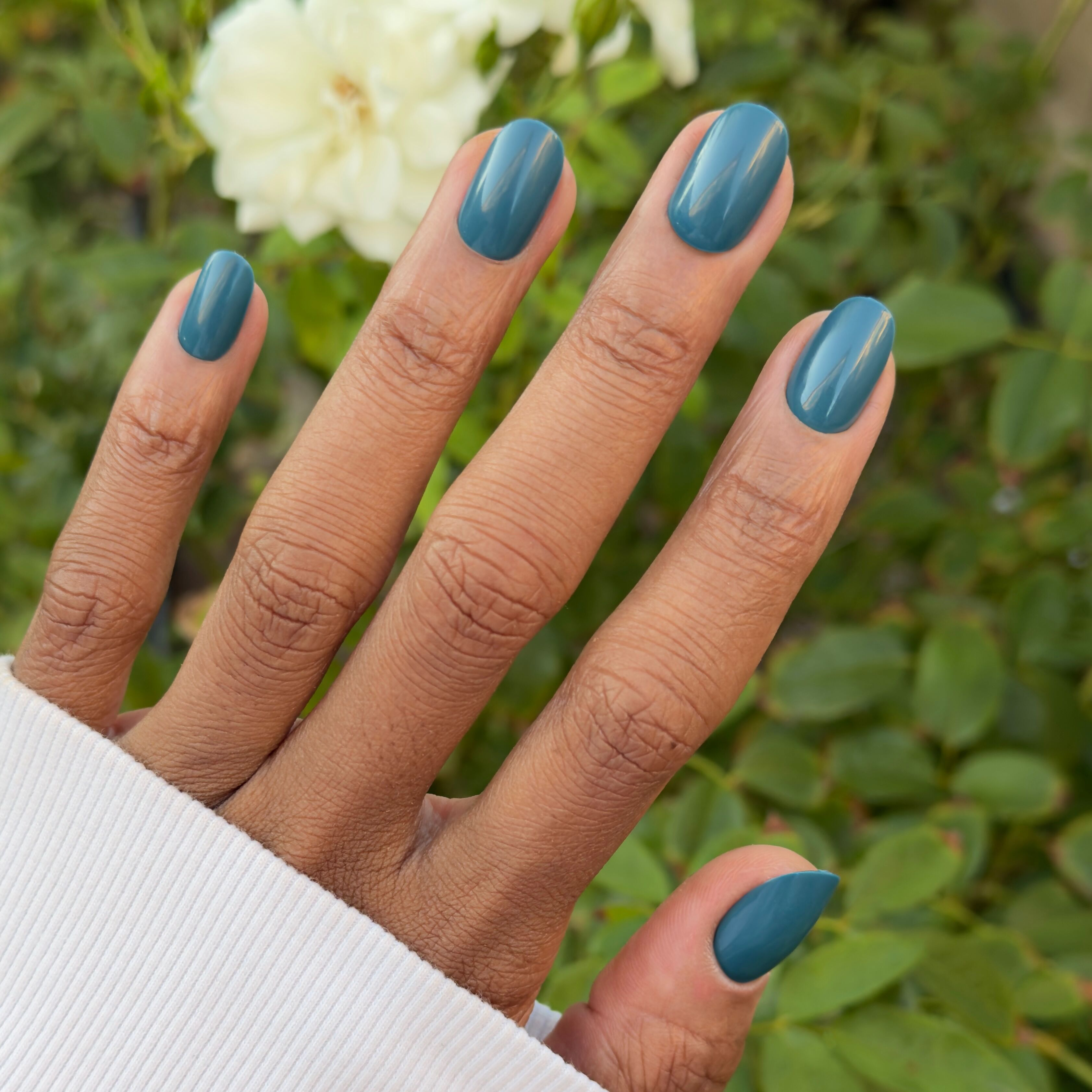 Aprés Mani - Tab Press-On | Short | Round styled in deep teal green for a fresh, easy at-home manicure by Olive and June