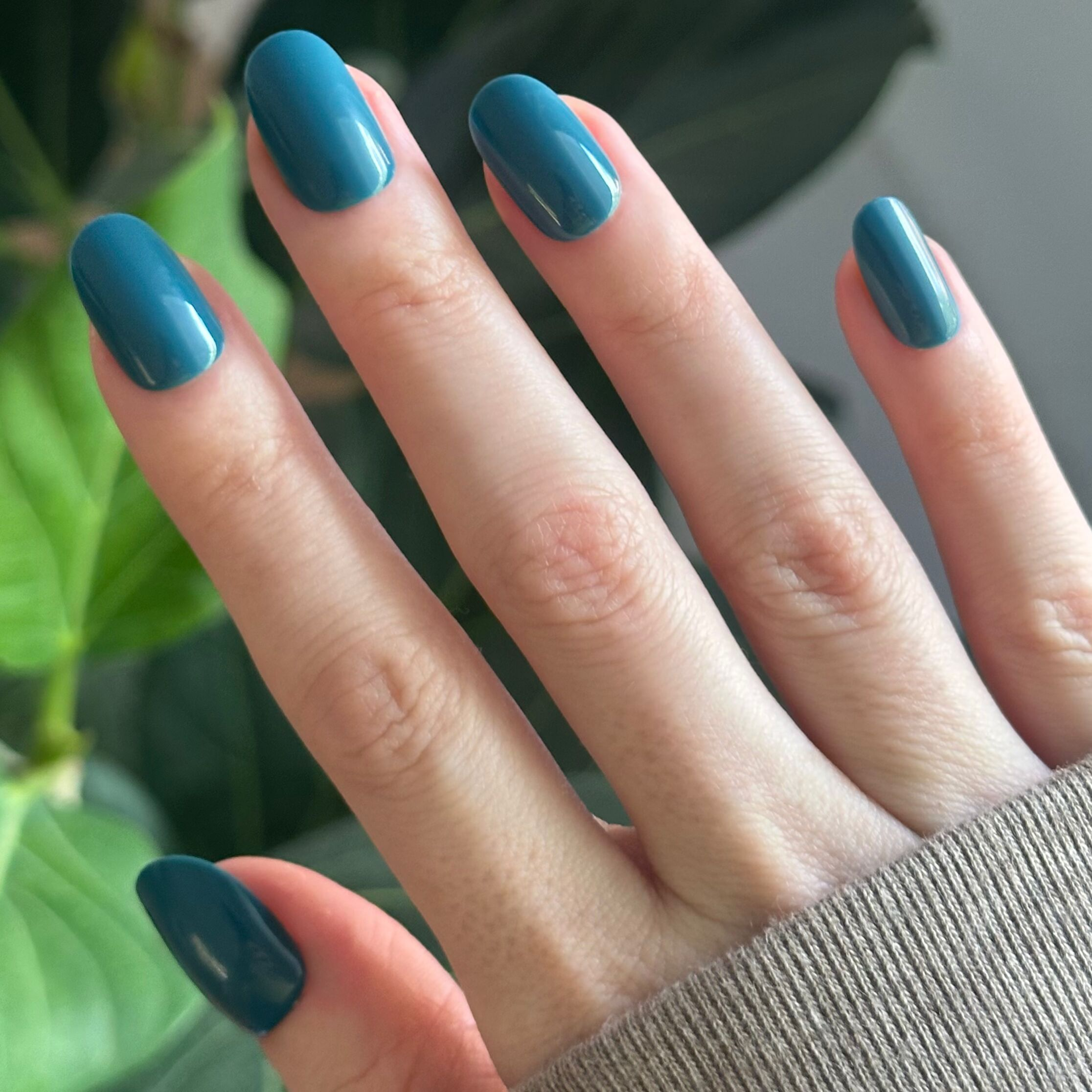 Aprés Mani - Tab Press-On | Short | Round deep teal green press-on nails for a quick, polished at-home mani by Olive and June