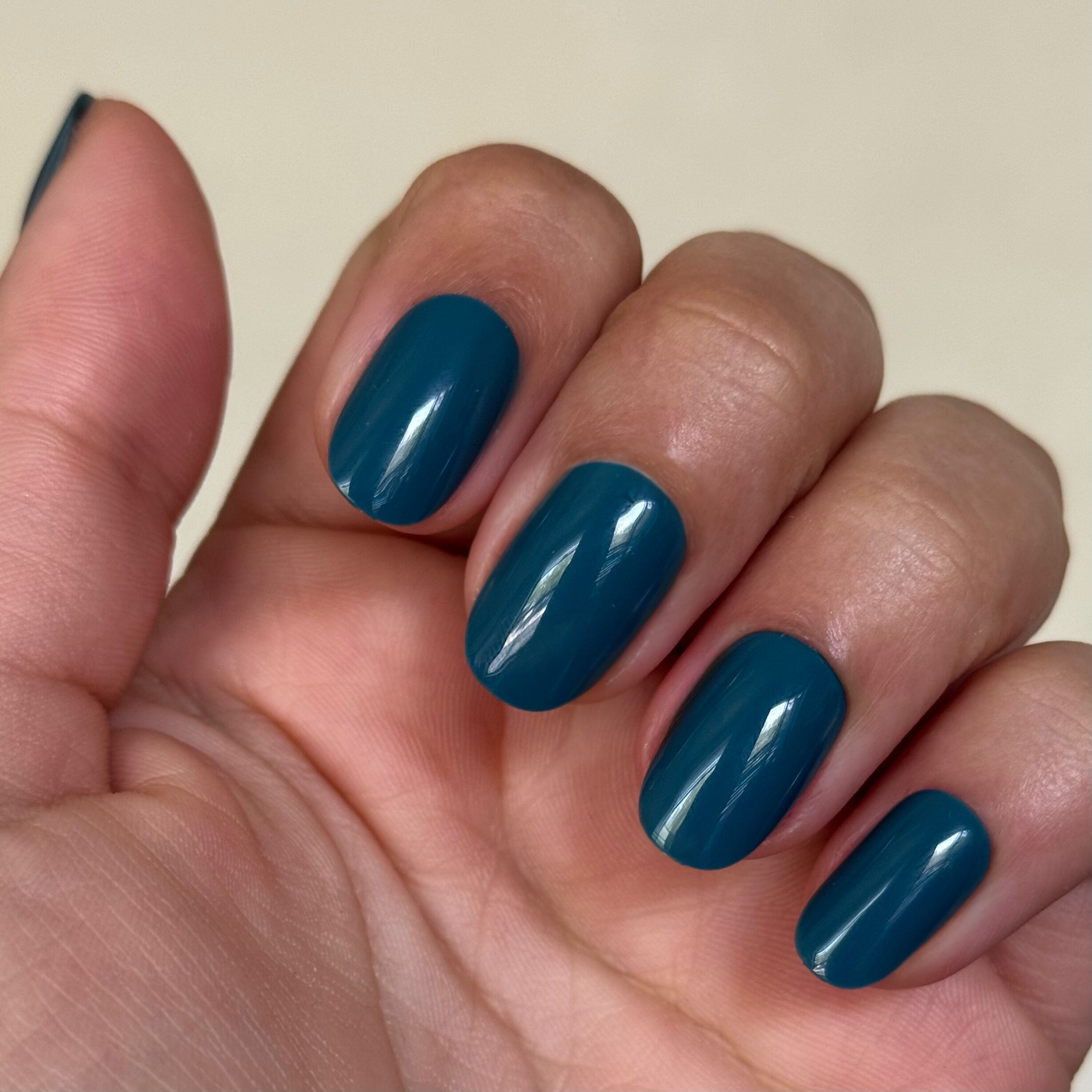 Aprés Mani - Tab Press-On | Short | Round deep teal green press-on nails for a smooth, quick at-home mani by Olive and June