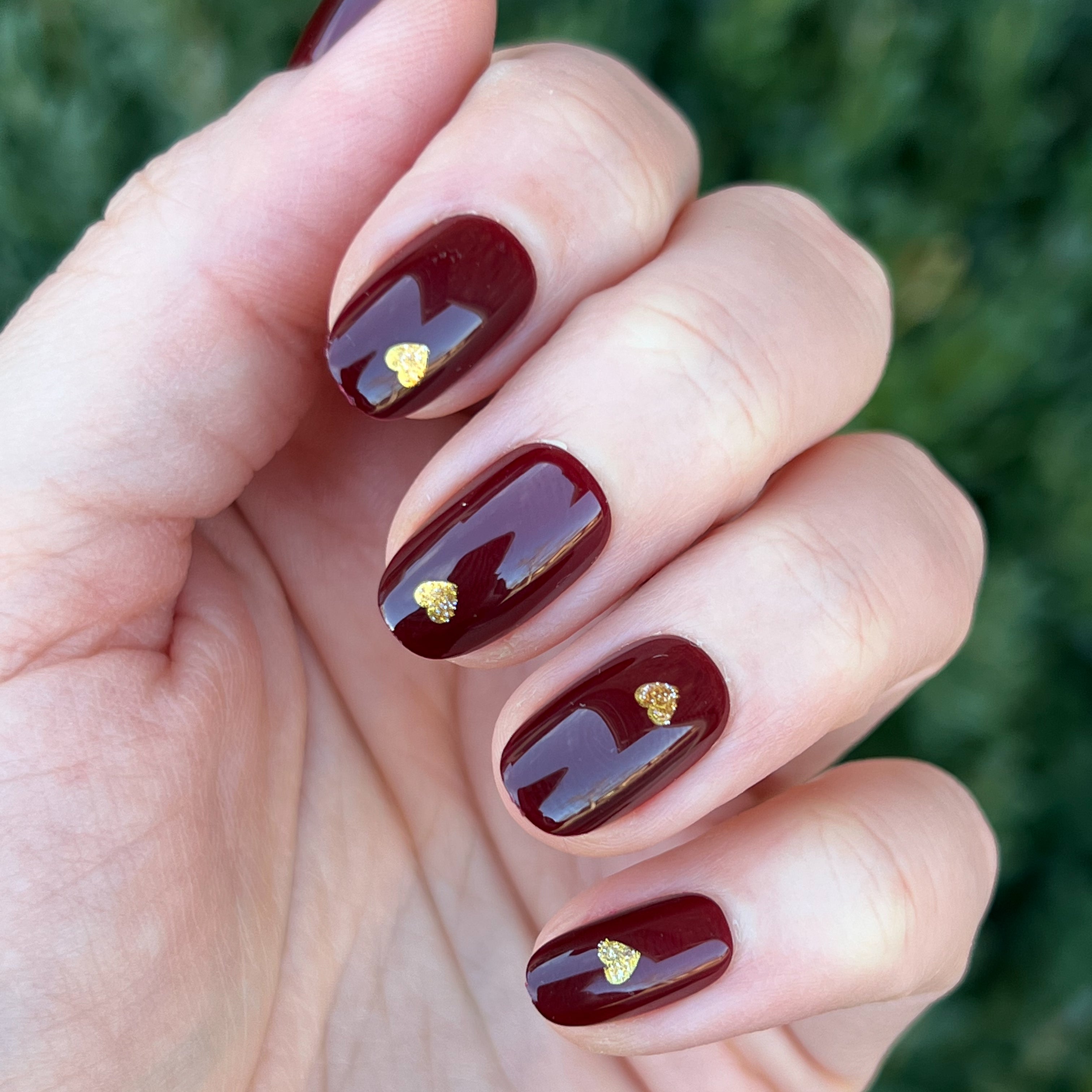 Gold Vampy Heart - Press-On | Short | Round with shiny vampy red nails and small gold heart accents for manicure at home