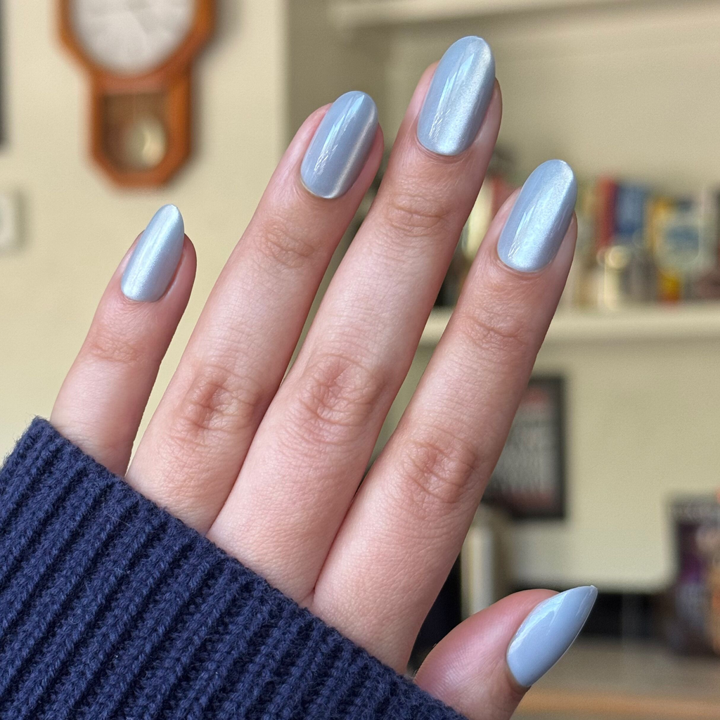 Misty Velvet - Press-On | Medium | Oval shimmery blue-grey press on nails with velvet texture for easy at home mani