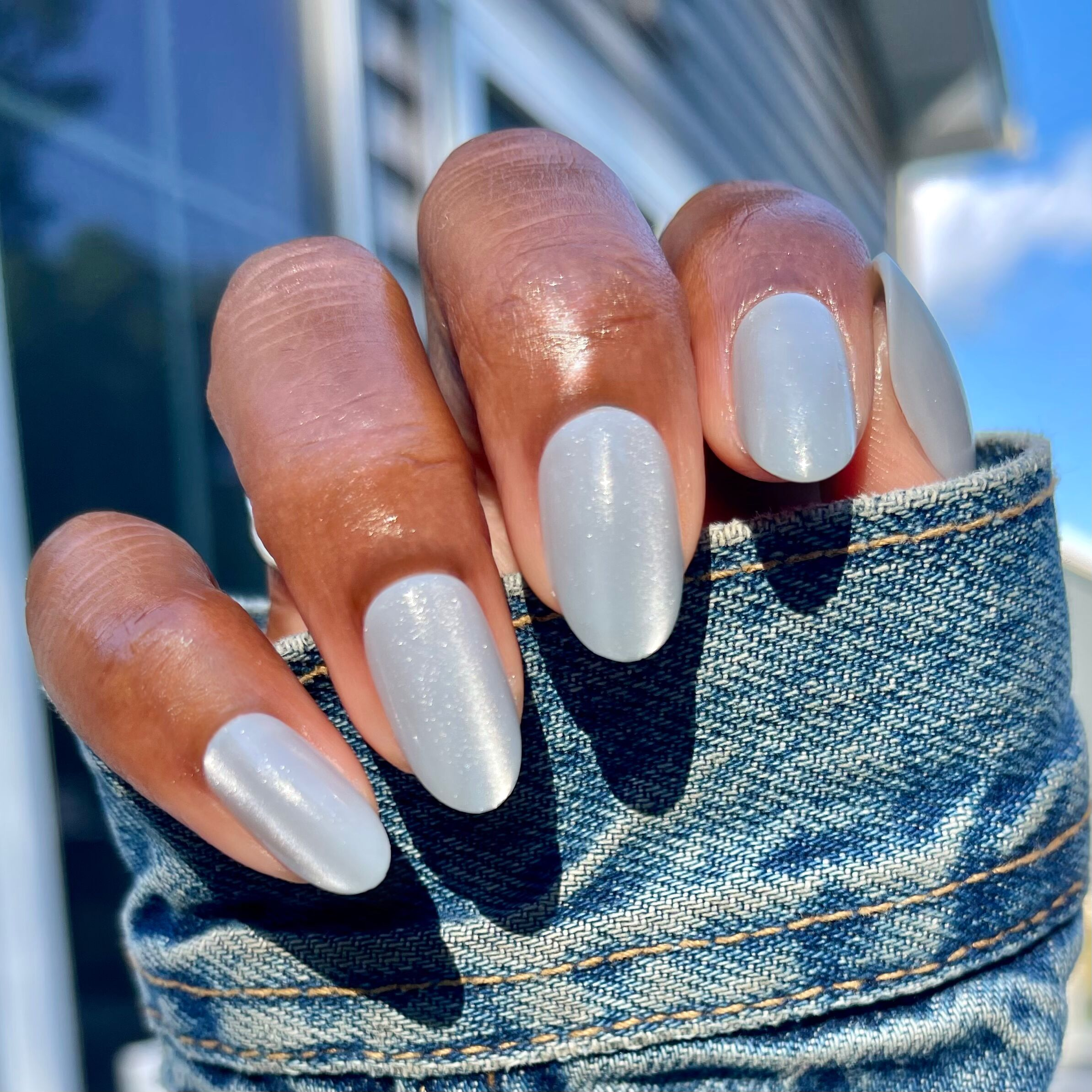 Misty Velvet - Press-On | Medium | Oval shimmery blue-grey nails with velvet texture for an easy at home manicure