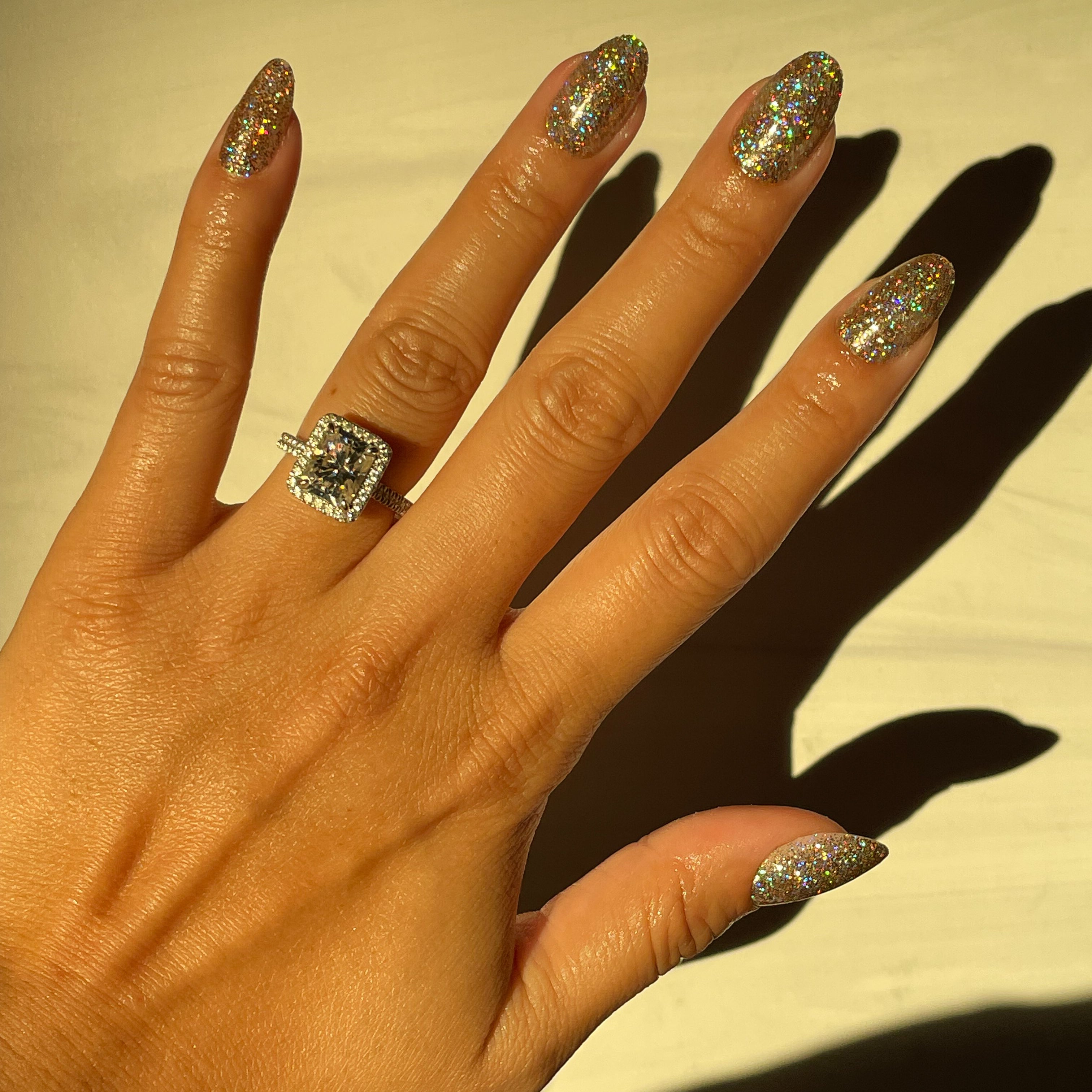 OBVI - Press-On | Medium | Oval hand with medium oval false nails in sparkling gold glitter for a party-ready mani look