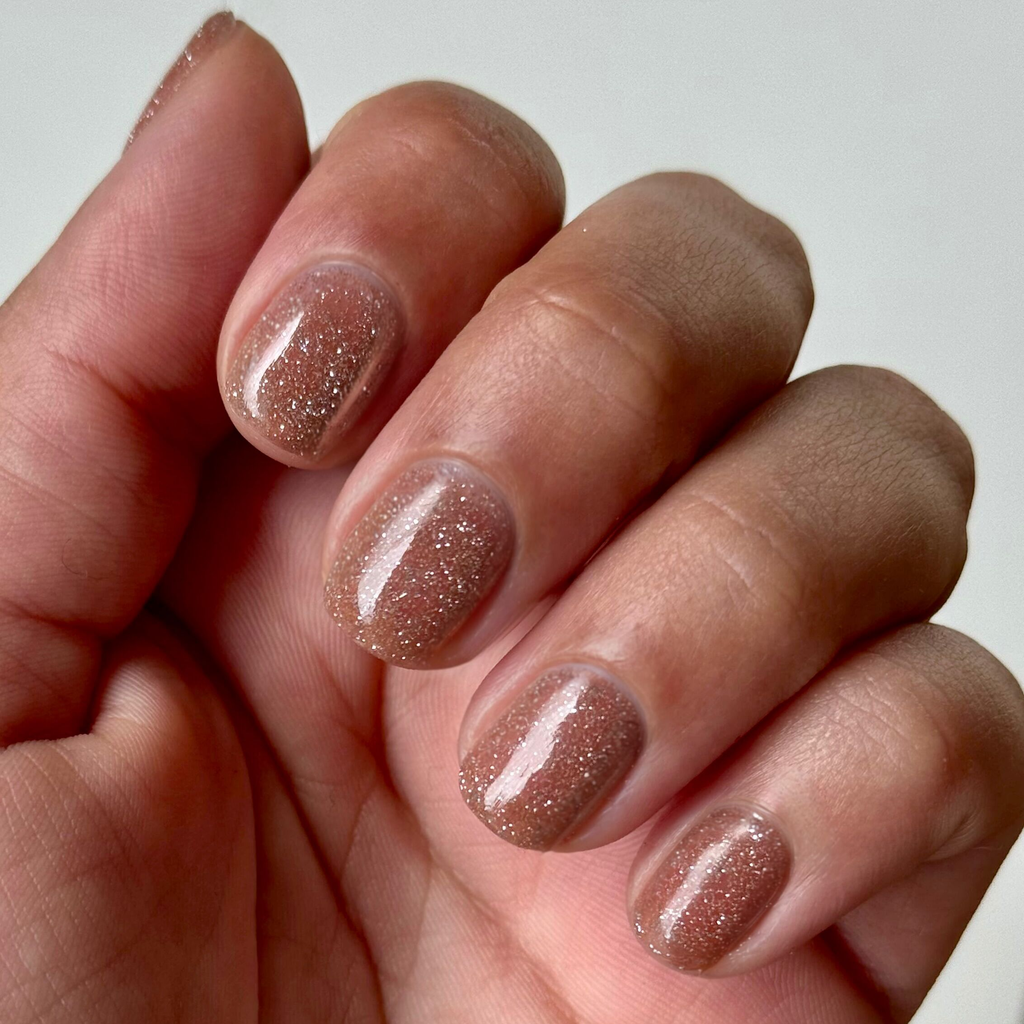 Nails painted with sparkling nude gel polish from the Flash Glitter Set for a shimmering, party-ready mani look