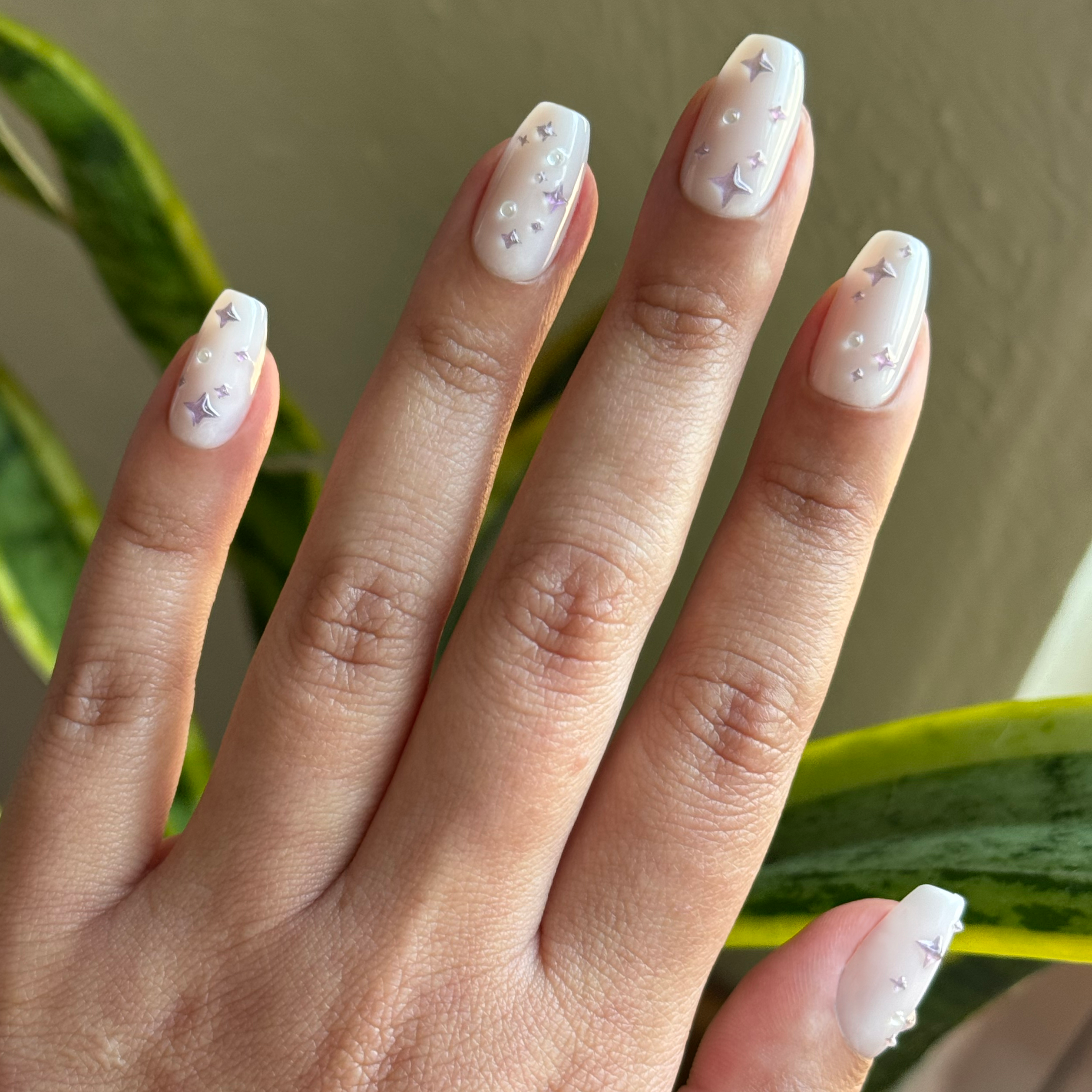 Puffy Sparkles & Pearls - Press-On | Medium | Coffin with soft neutral base and delicate 3D star and pearl accents on natural hand
